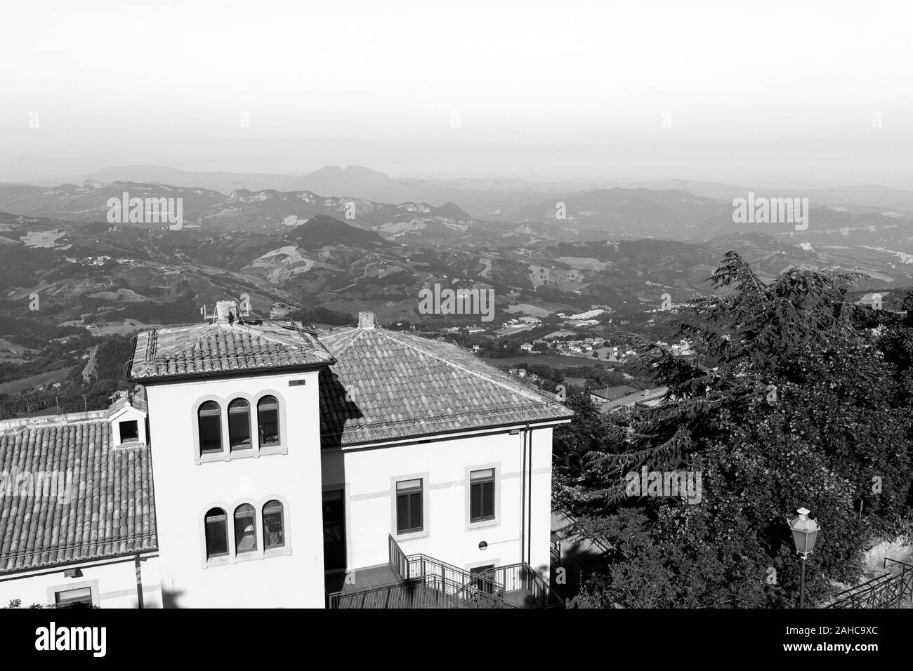 Vieille ville de San Marino avec le paysage vallonné de l'arrière-plan Banque D'Images