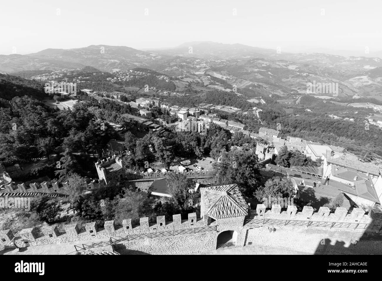 Château de Guaita à Saint-Marin. Extérieur de Rocca della Guaita château. Paysage vallonné de l'Italie dans l'arrière-plan Banque D'Images
