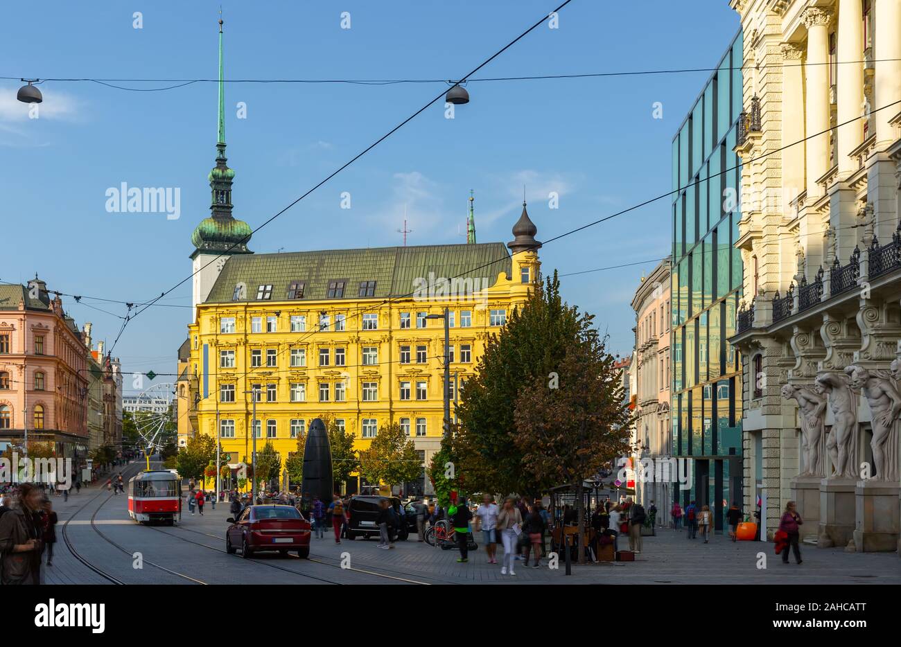 Avis de Svoboda Square (Namesti svobody), place principale de Brno centre-ville donnant sur beffroi de Saint James Church sur la journée ensoleillée d'automne, République Tchèque Banque D'Images