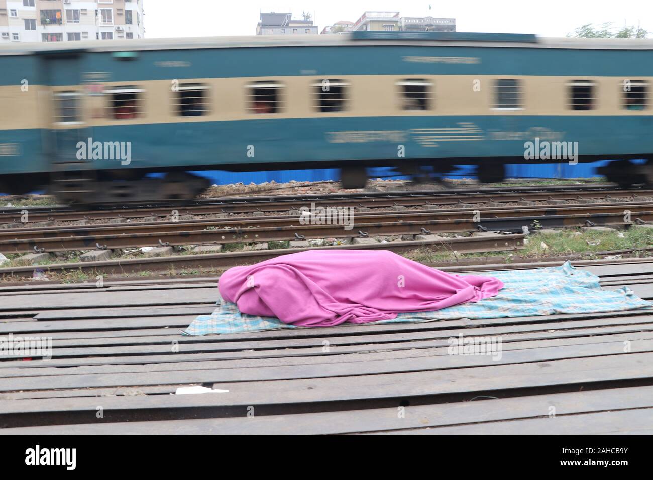 Un sans-abri du Bangladesh en tenant un pan sur l'outillecapteur station à Tajgoan à Dhaka, au Bangladesh. Contributeur : Nazmul Islam / Alamy Stock Photo Banque D'Images