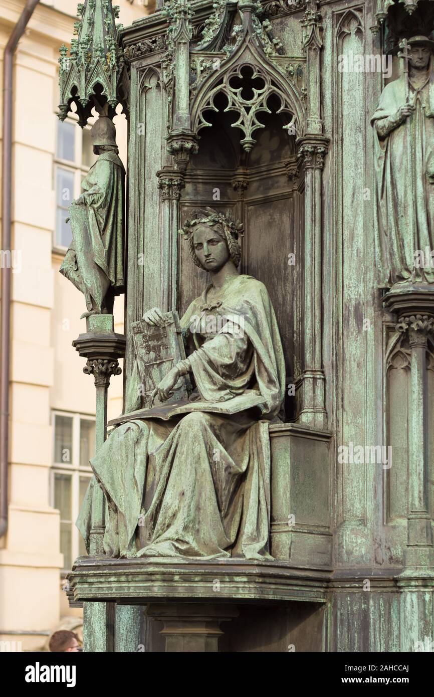 Statue néo-gothique de woman holding book Banque D'Images