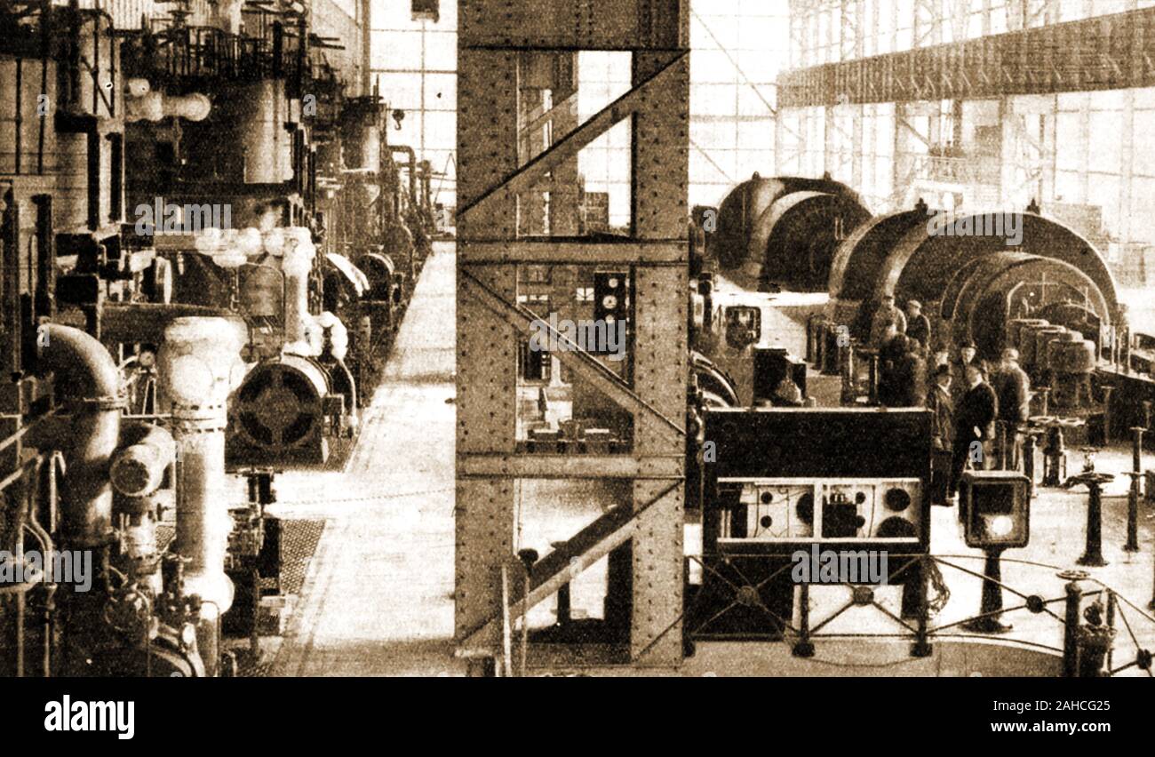 Février 1933 - Une photographie de l'intérieur de l'ancien François on Tyne Power Station , UK, montrant ses turbo-alternateurs . Photographié peu après son ouverture. Le site est maintenant occupé par le complexe commercial MetroCenter. Banque D'Images