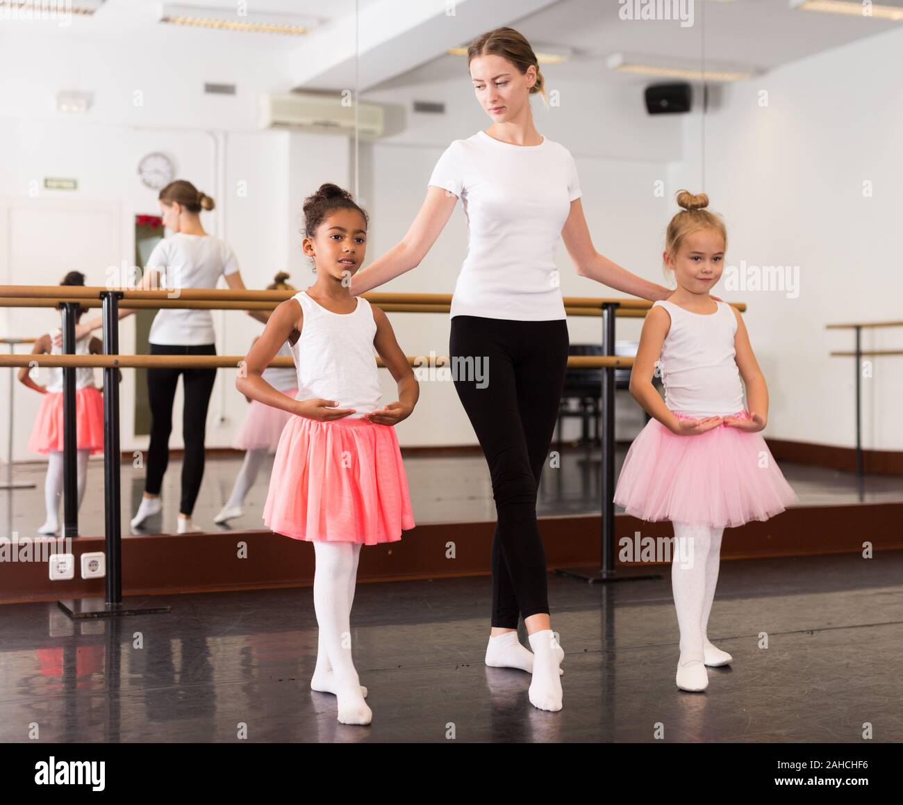 Petite Fille Ballerine Danseuse En Robe Tutu Apprenant La Danse Classique à  L'école De Danse