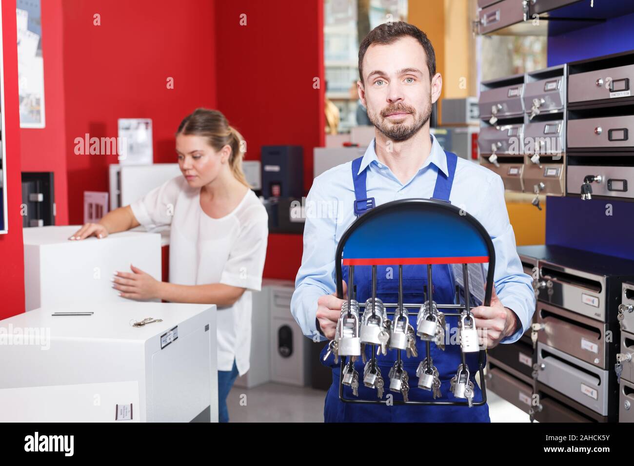 Vendeur compétent de leur offrir des modèles de cadenas dans boutique spécialisée Banque D'Images