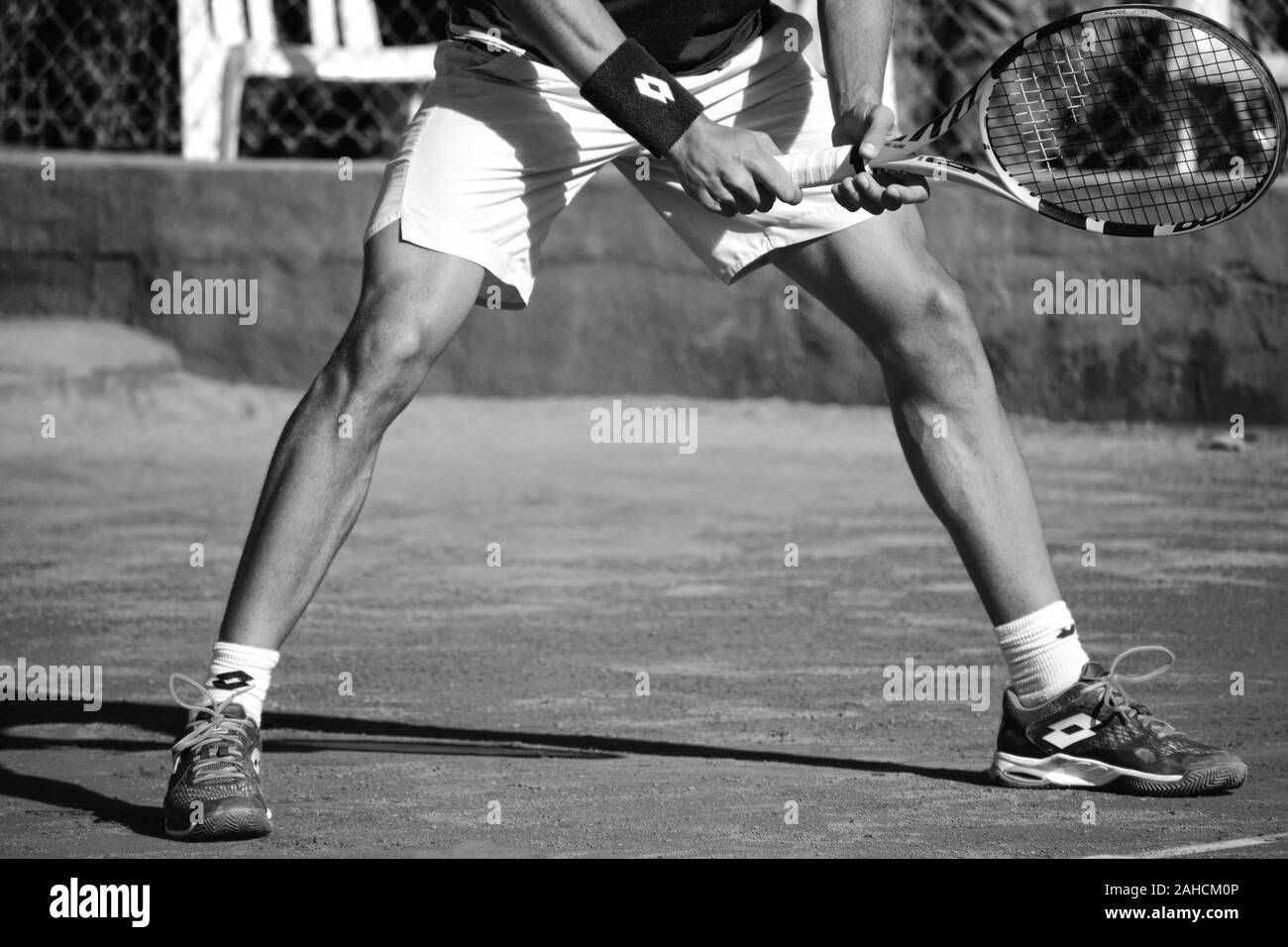 Joueur de tennis inconnu jouant un match de tennis professionnel sur un court d'argile. Banque D'Images