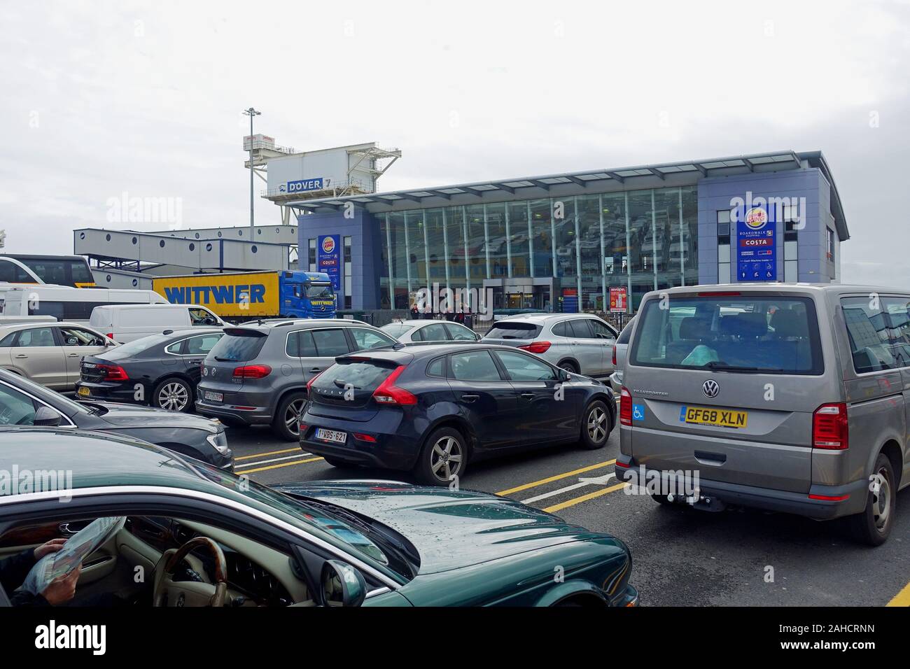 Les voitures d'attente pour le ferry à l'extérieur de l'aérogare passagers, Port de Douvres Banque D'Images