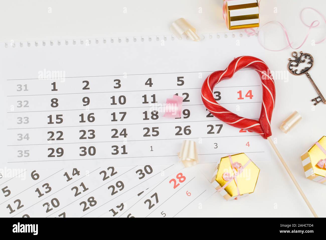 Arrière-plan de la Saint-Valentin. Date Le 14 février sur le calendrier, la Saint Valentin coeur rouge encerclé. Mise à plat, vue du dessus, copy space Banque D'Images Arrière-plan de la Saint-Valentin. Date Le 14 février sur le calendrier, la Saint Valentin coeur rouge encerclé. Mise à plat, vue du dessus, copy space Banque D'Images