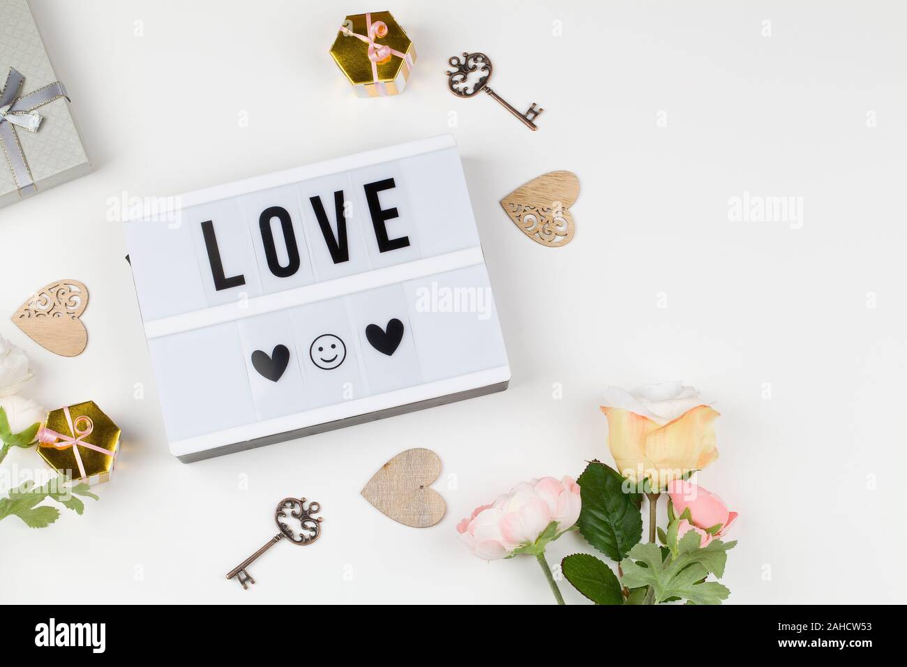Boîte à lumière avec texte LOVE, décoration, Cadeaux et fleurs. amour confession, happy valentines day, cartes de vœux, copier le texte de l'espace concept. Vue de dessus clo Banque D'Images Boîte à lumière avec texte LOVE, décoration, Cadeaux et fleurs. amour confession, happy valentines day, cartes de vœux, copier le texte de l'espace concept. Vue de dessus clo Banque D'Images