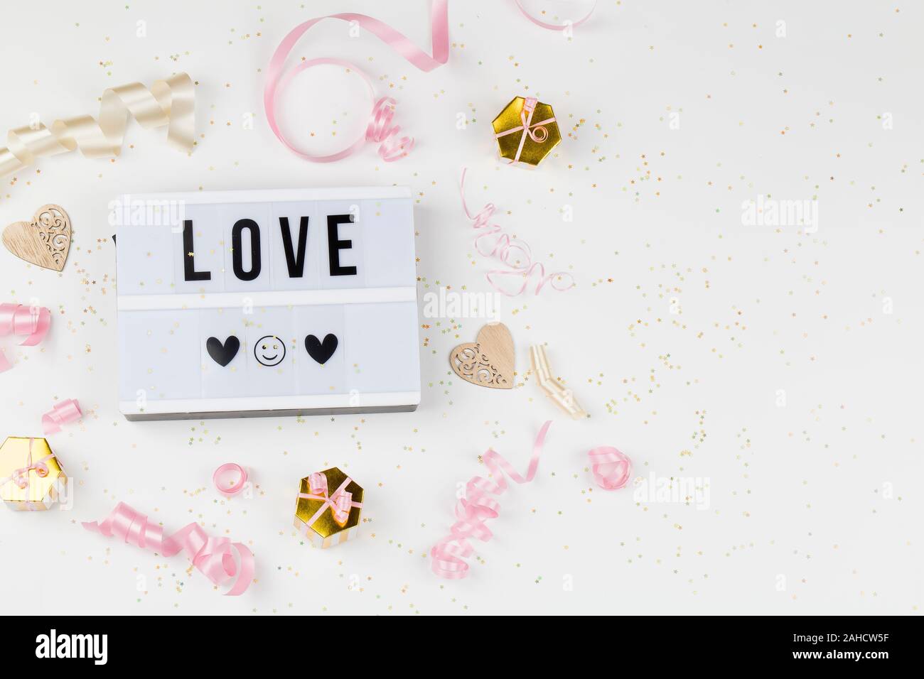 Boîte à lumière avec texte LOVE, décoration, cadeaux et ruban. confession d'amour, happy valentines day, cartes de vœux, copier le texte de l'espace concept. Vue de dessus cl Banque D'Images Boîte à lumière avec texte LOVE, décoration, cadeaux et ruban. confession d'amour, happy valentines day, cartes de vœux, copier le texte de l'espace concept. Vue de dessus cl Banque D'Images