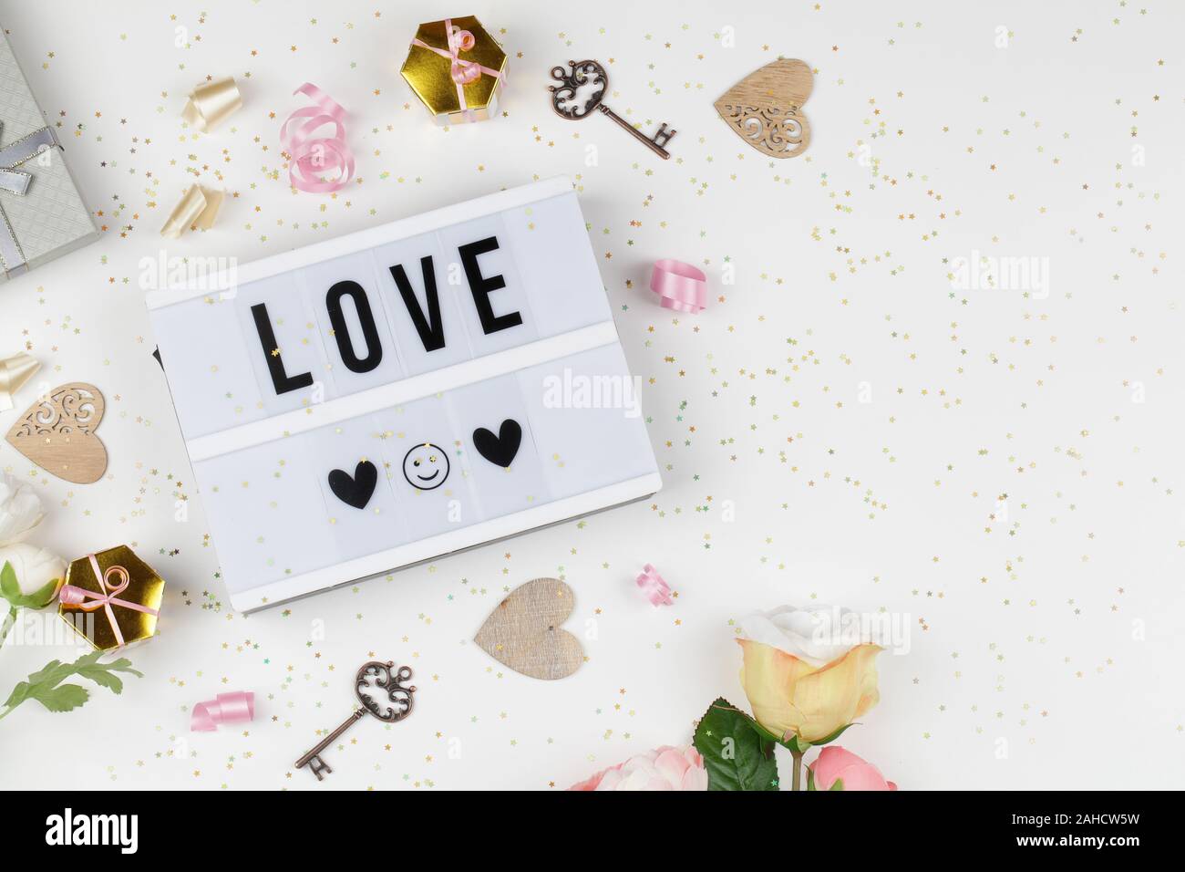 Boîte à lumière avec texte LOVE, décoration, Cadeaux et fleurs. amour confession, happy valentines day, cartes de vœux, copier le texte de l'espace concept. Vue de dessus clo Banque D'Images Boîte à lumière avec texte LOVE, décoration, Cadeaux et fleurs. amour confession, happy valentines day, cartes de vœux, copier le texte de l'espace concept. Vue de dessus clo Banque D'Images