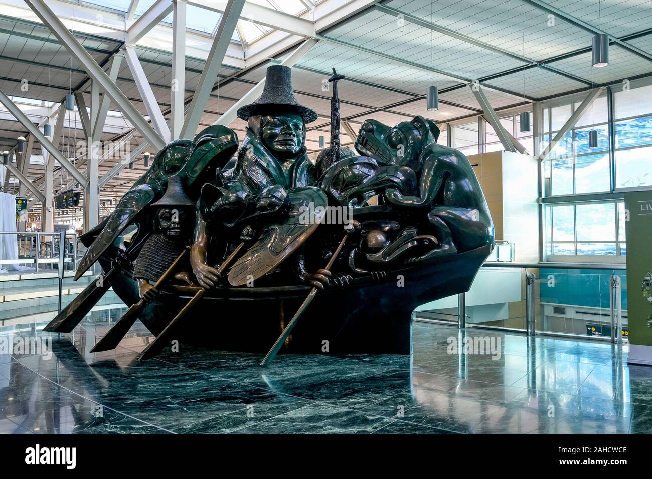 L'esprit de Haida Gwaii : Jade Canoe, Bill Reid, l'Aéroport International de Vancouver, Richmond, British Columbia, Canada Banque D'Images