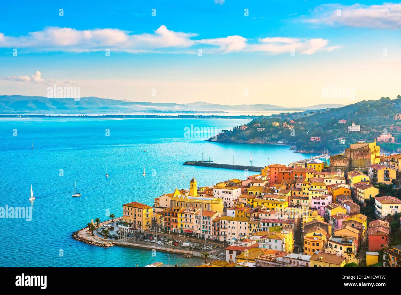 Porto Santo Stefano village, église et château vue aérienne, l'italien de destinations de voyage. Monte Argentario, Toscane, Italie. Banque D'Images