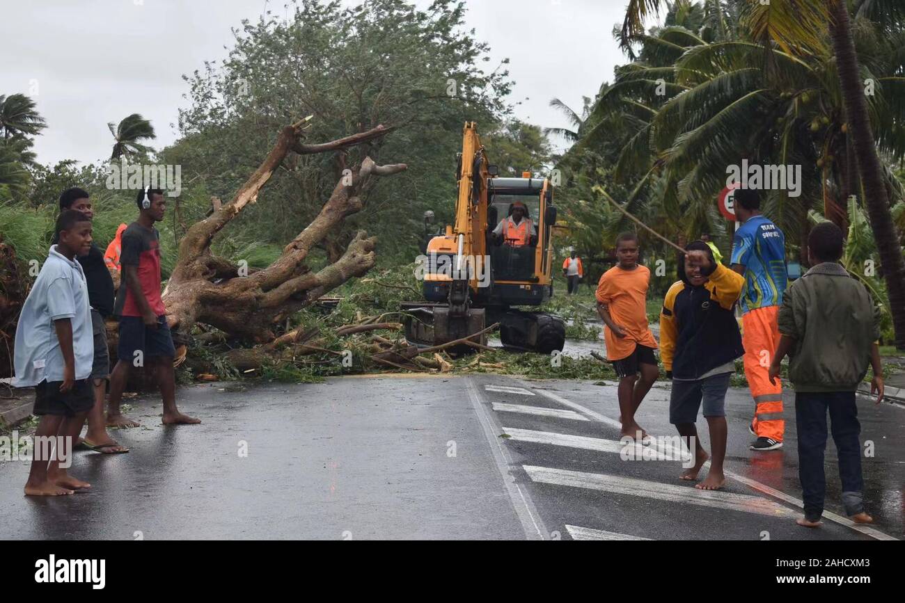 Vanua Levu, Fidji. 28 Dec 2019. (191228) -- SUVA, 28 décembre 2019 (Xinhua) -- des travailleurs des arbres tombés à Labasa sur Vanua Levu, la deuxième île la plus grande, 28 décembre 2019. L'une personnes sont mortes et près de 2 000 personnes se réfugient dans plus de 50 centres d'évacuation, comme la catégorie-deux cyclone tropical Sarai continue de balayer les Fidji avec de fortes pluies et du vent. (FIJI SUN/document via Xinhua) Credit : Xinhua/Alamy Live News Banque D'Images