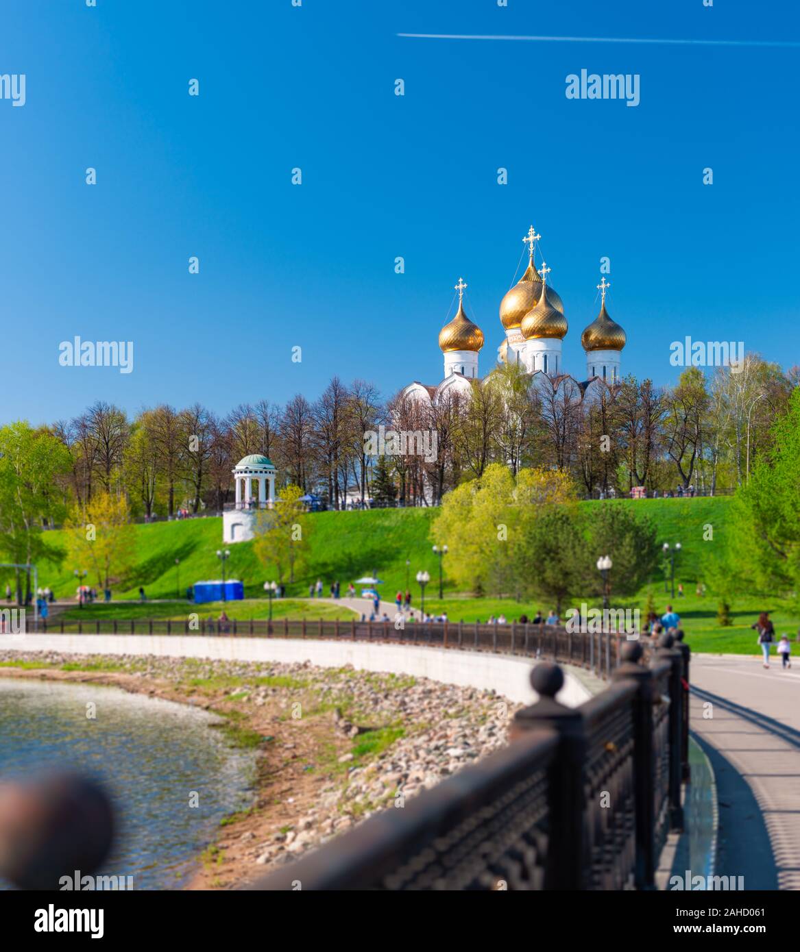 Vieille église à Yaroslavl, la Russie, l'Europe. Photo panoramique avec ciel bleu en arrière-plan. Voyages et la religion. Banque D'Images