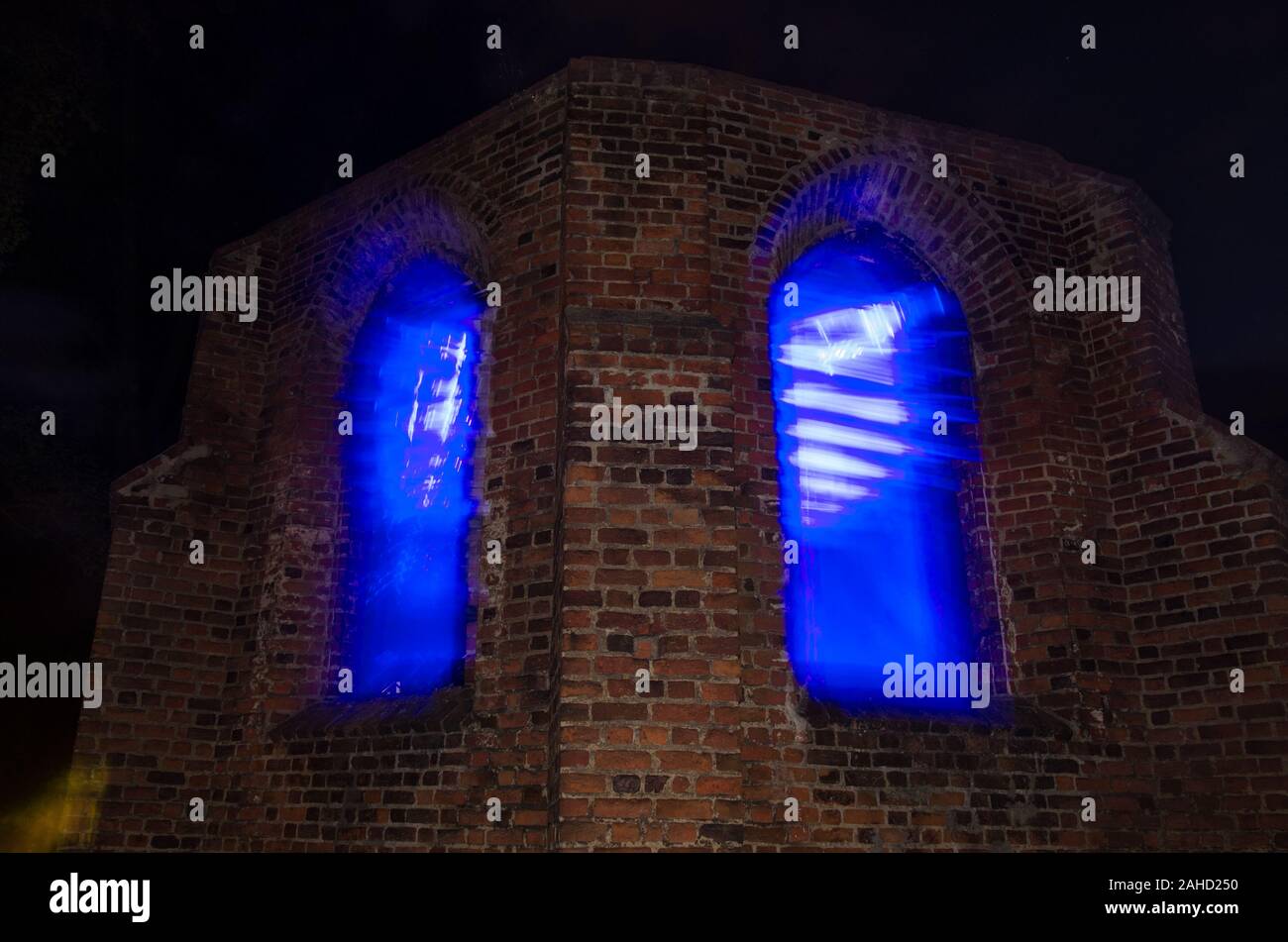 Effets d'éclairage dans les fenêtres des ruines de l'Esprit Saint l'église pendant un festival de musique à Jarocin, Pologne Banque D'Images
