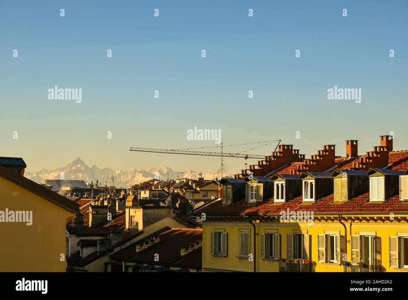 Vue sur les toits du centre-ville de Turin, avec les Alpes montagne dans l'arrière-plan sur le lever du soleil Ciel, Piémont, Italie Banque D'Images