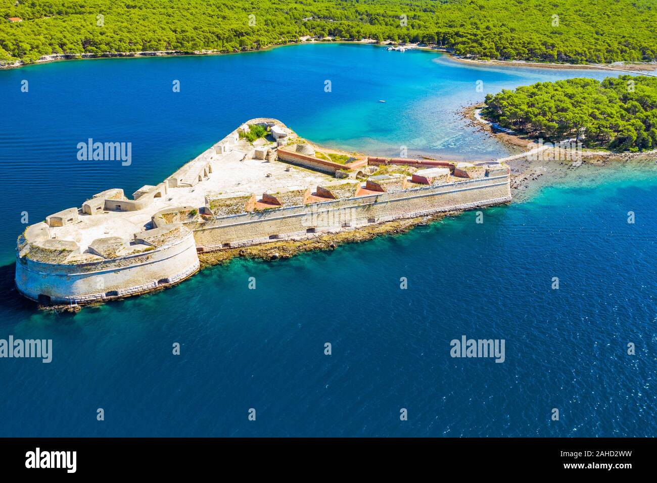 Saint Nicholas forteresse à l'entrée de la baie de Sibenik, Croatie, Dalmatie, beau bleu marin Banque D'Images