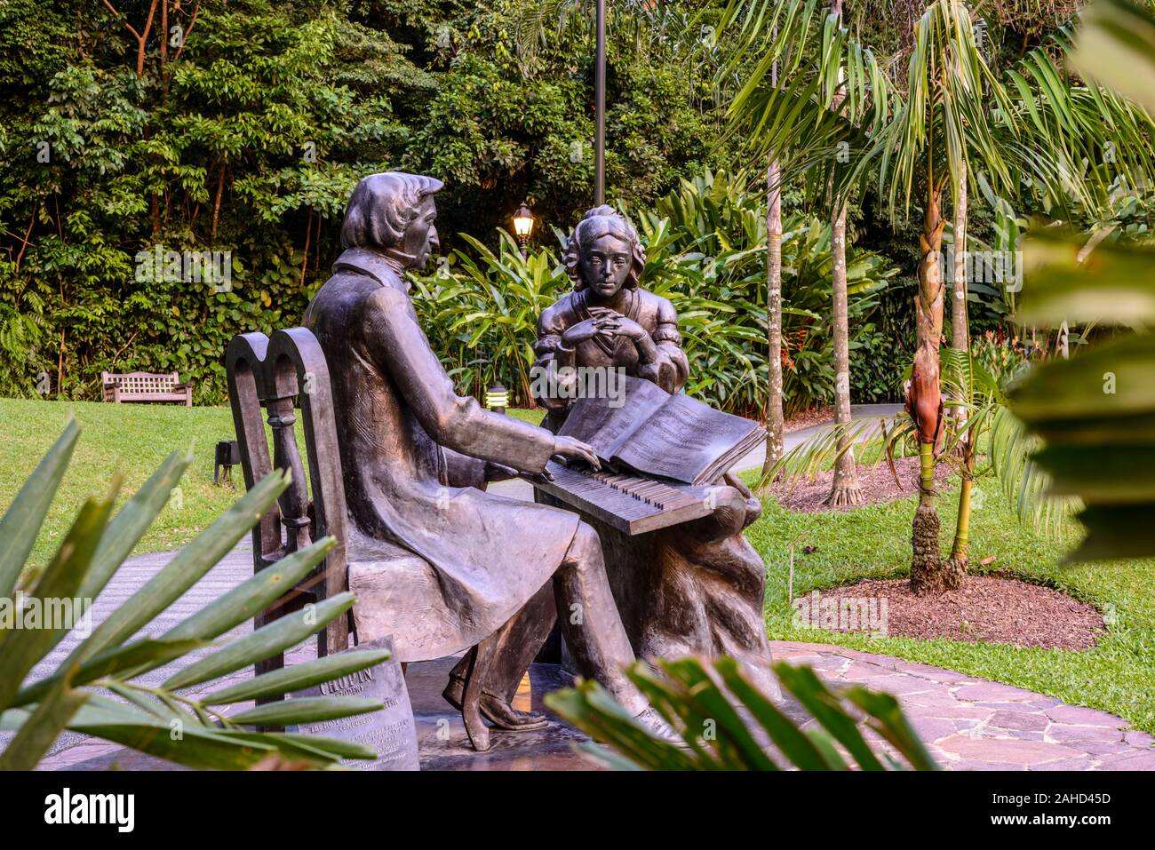 Sculpture de Frederic Chopin, palmiers, végétation tropicale, lac artificiel, parc, jardins botaniques de Singapour, Singapour Banque D'Images