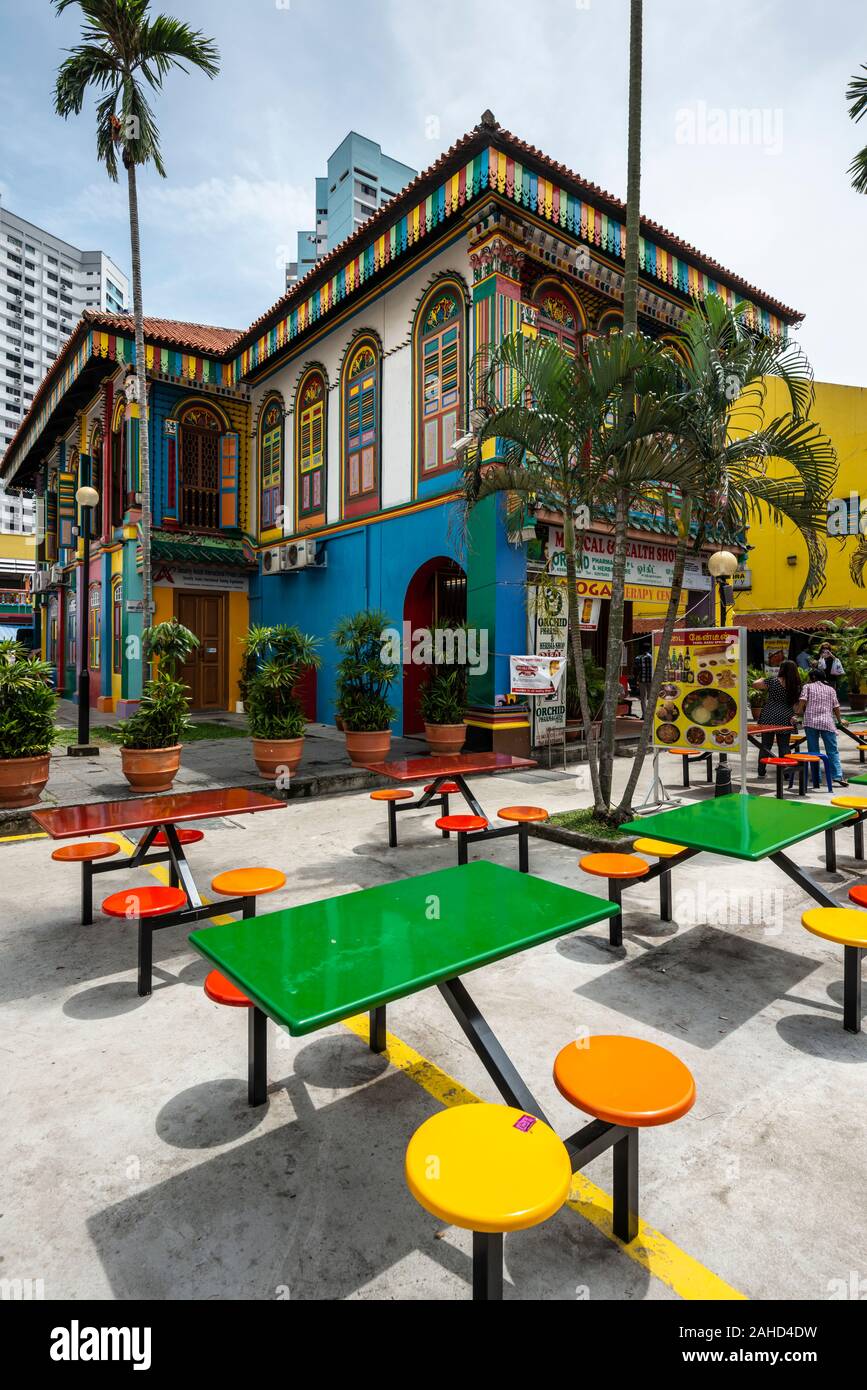 Fast-food, maison colorée, tables et chaises colorées à l'avant, cercle d'Art, 'Little India' près de Singapour, en Asie du sud-est Banque D'Images
