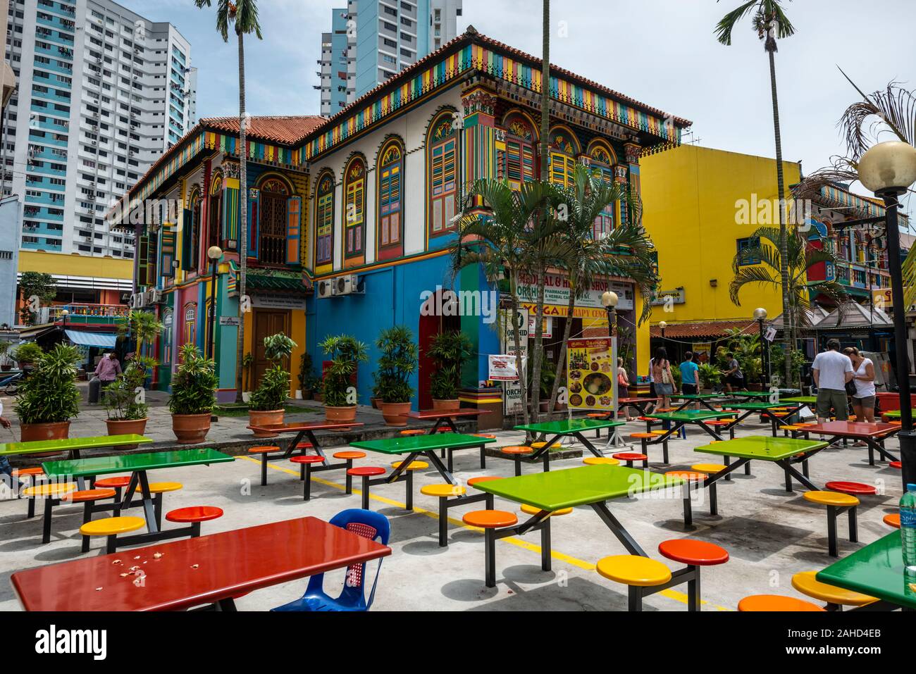Fast-food, maison colorée, tables et chaises colorées à l'avant, cercle d'Art, 'Little India' près de Singapour, en Asie du sud-est Banque D'Images