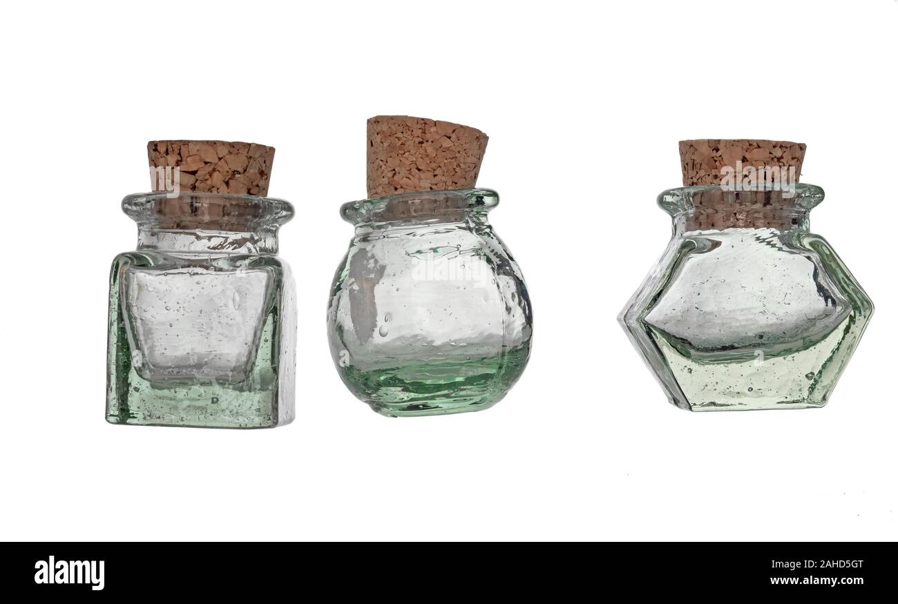 Vintage vide en pots de verre, fermé avec bouchons en liège isolé sur fond  blanc. Verre vert pétillant Photo Stock - Alamy