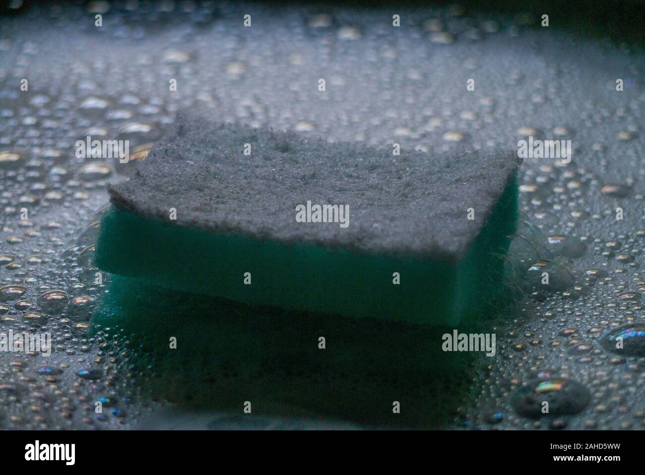 Lave-vaisselle et d'une éponge savonneuse scourer bubbles Banque D'Images