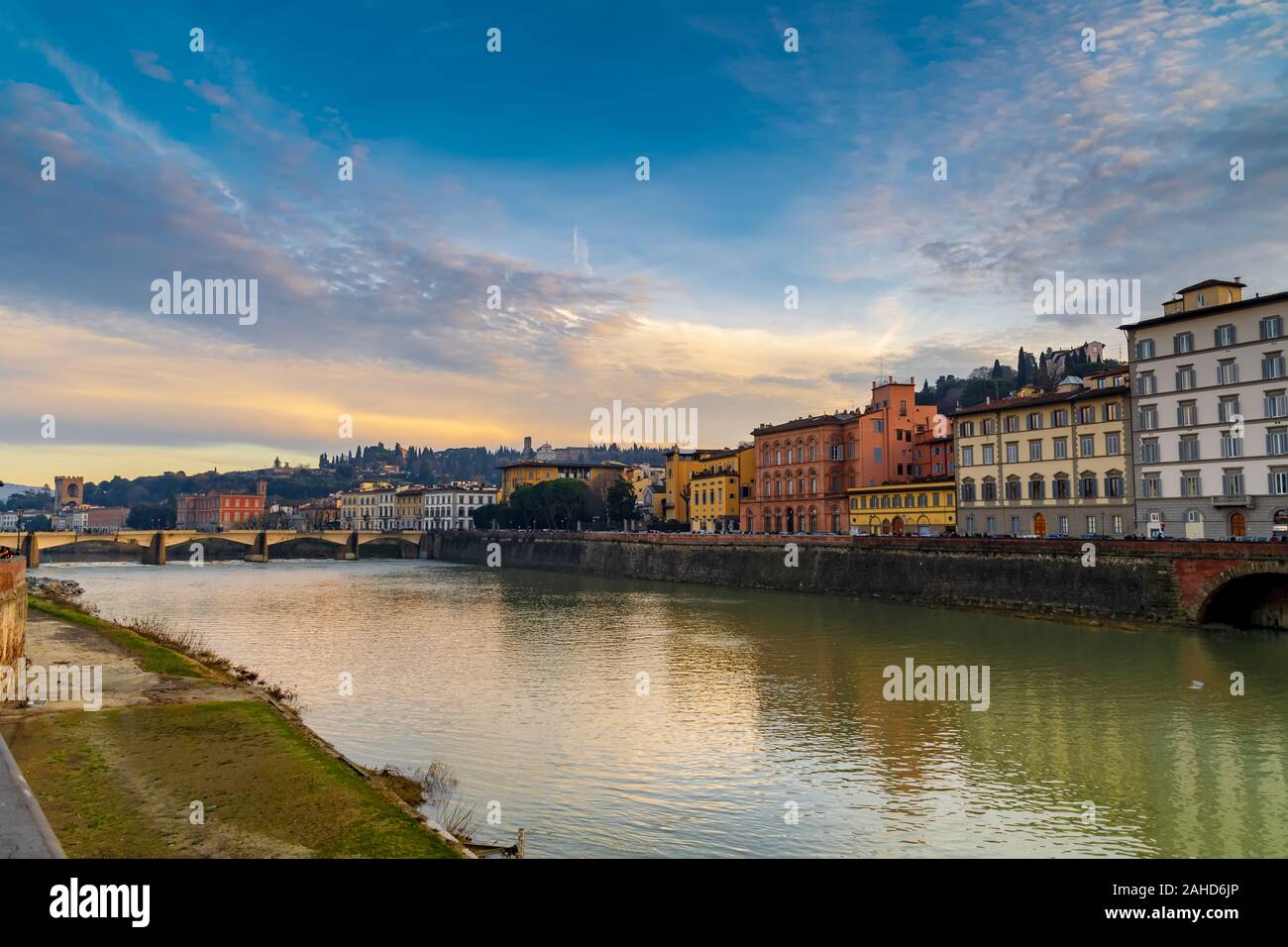 Florence au coucher du soleil, traversée par le fleuve Arno Banque D'Images