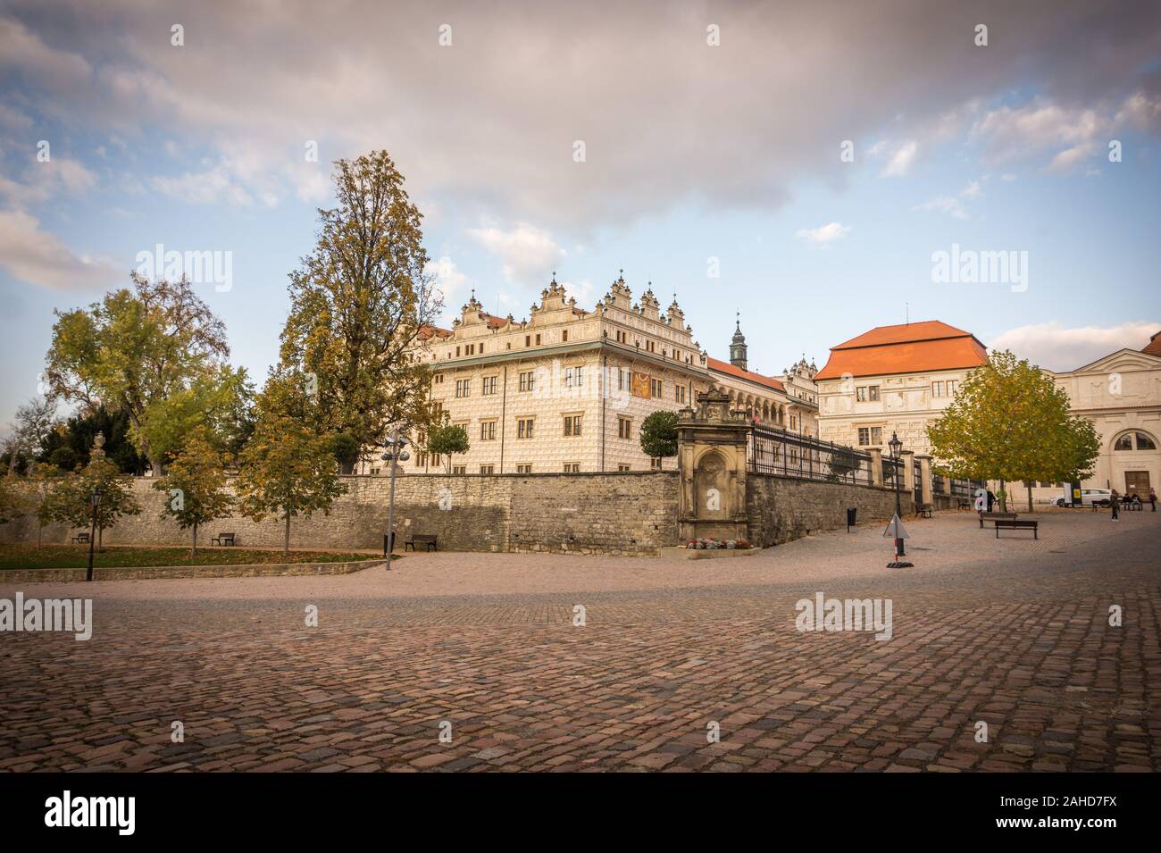 Avis de Litomysl château, l'un des plus grands châteaux de la Renaissance dans la République tchèque. UNESCO World Heritage Site. Wethe ensoleillé avec peu de nuages dans le Banque D'Images