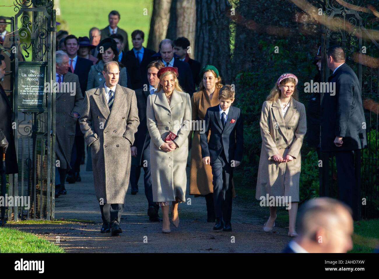 Photo datée du 25 décembre montre Prince Edward et son épouse Sophie et enfants (James, le Vicomte Severn et Lady Louise Windsor au matin du jour de Noël au service de l'église St Marie Madeleine Church à Sandringham, Norfolk. Le prince Andrew a gardé un profil bas en tant que membres de la famille royale est allé(e) à jour de Noël à l'église de Sandringham dans le Norfolk. Alors qu'une foule importante vu la reine et les membres de la famille arrivent pour le service principal de 11h00, le prince est allé(e) à un service plus tôt. Le prince Andrew a été aussi absente que les membres de la famille a quitté l'église après le service pour accueillir le public Banque D'Images
