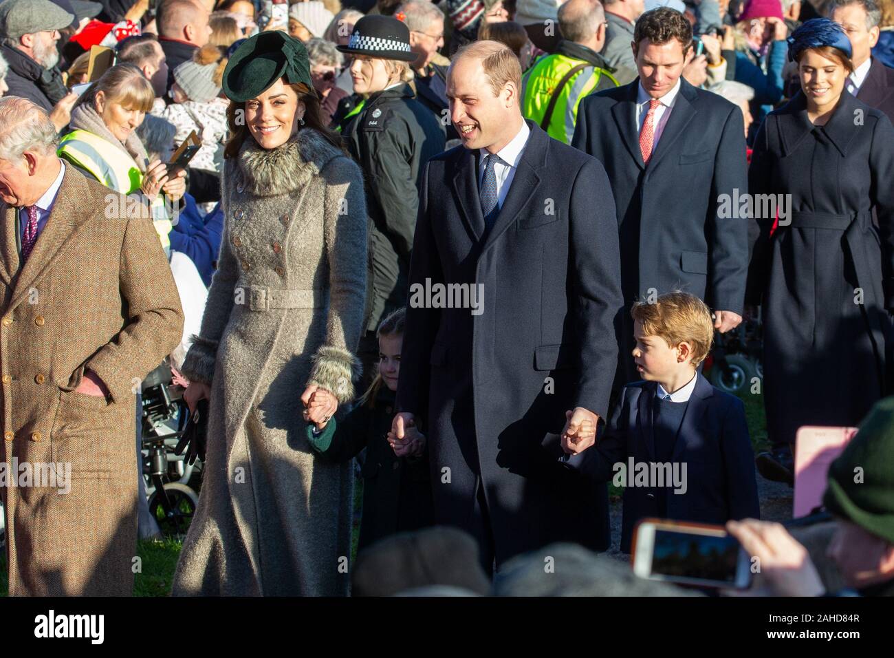 Photo datée du 25 décembre montre le duc de Cambridge et la duchesse de Cambridge à Prince George et la Princesse Charlotte,à jour de Noël le matin service religieux à l'église St Mary Magdalene à Sandringham, Norfolk. Le prince Andrew a gardé un profil bas en tant que membres de la famille royale est allé(e) à jour de Noël à l'église de Sandringham dans le Norfolk. Alors qu'une foule importante vu la reine et les membres de la famille arrivent pour le service principal de 11h00, le prince est allé(e) à un service plus tôt. Le prince Andrew a été aussi absente que les membres de la famille a quitté l'église après le service pour accueillir le public. Banque D'Images