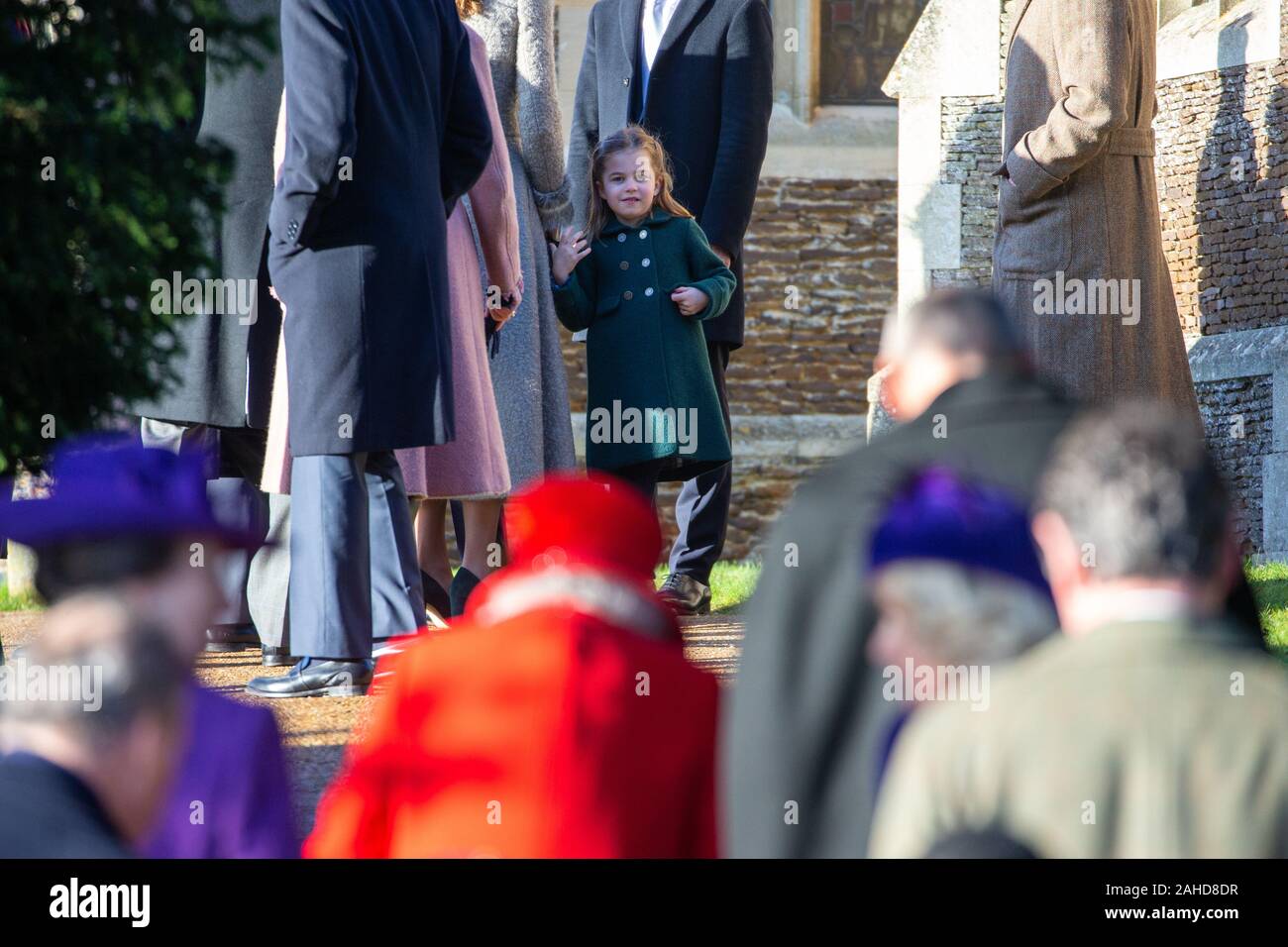 Photo datée du 25 décembre montre la Princesse Charlotte voir La Reine arrive à l'église le matin du jour de Noël au service de l'église St Mary Magdalene à Sandringham, Norfolk. Le prince Andrew a gardé un profil bas en tant que membres de la famille royale est allé(e) à jour de Noël à l'église de Sandringham dans le Norfolk. Alors qu'une foule importante vu la reine et les membres de la famille arrivent pour le service principal de 11h00, le prince est allé(e) à un service plus tôt. Le prince Andrew a été aussi absente que les membres de la famille a quitté l'église après le service pour accueillir le public. Le prince Philip, qui a été libéré de l'hôpital le Banque D'Images