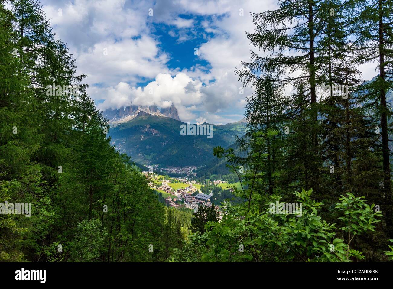 Une vue de Canazei avec les Dolomites pics dans l'arrière-plan. Banque D'Images