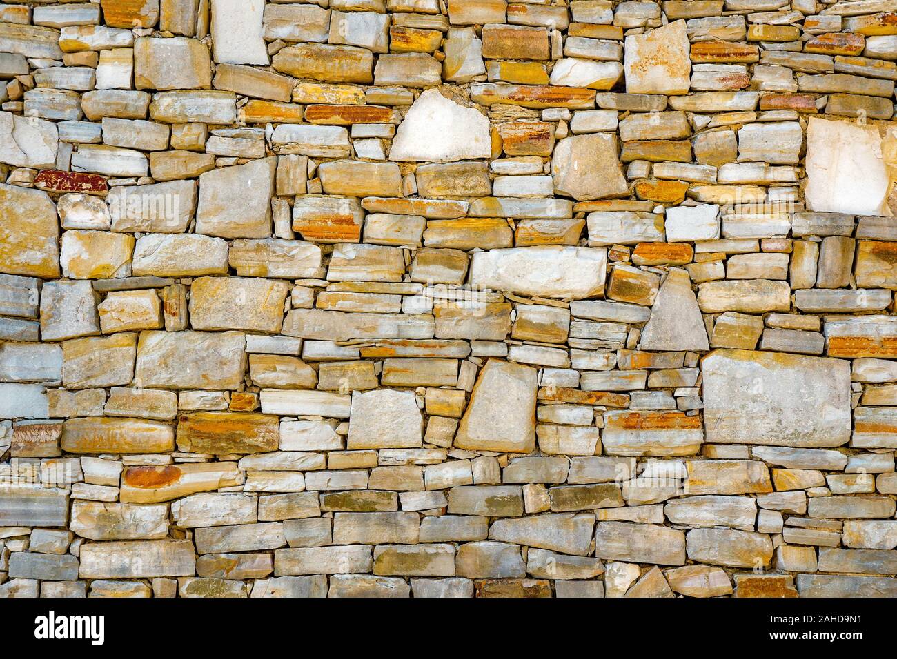 Mur de pierres comme une texture. Mur de pierre. Mur de pierres. mur d'une forteresse médiévale avec principalement blancs ou de pierres colorées de différentes tailles et formes, utilisables comme motif de fond ou pour les dessins et modèles Banque D'Images