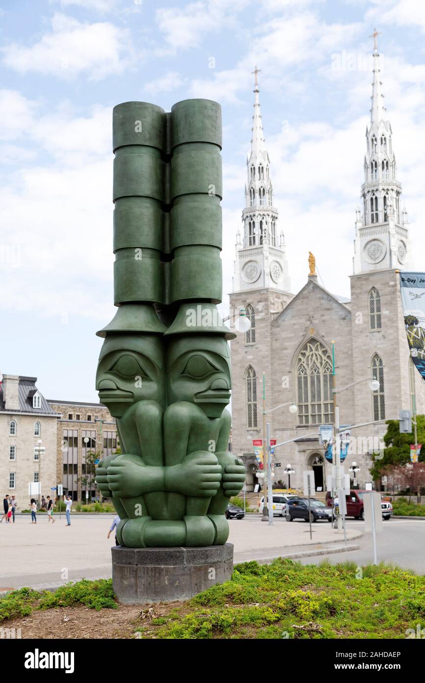 Les trois gardes par la basilique-cathédrale Notre-Dame d'Ottawa, Canada. Le totem a été créé par James Hart Banque D'Images