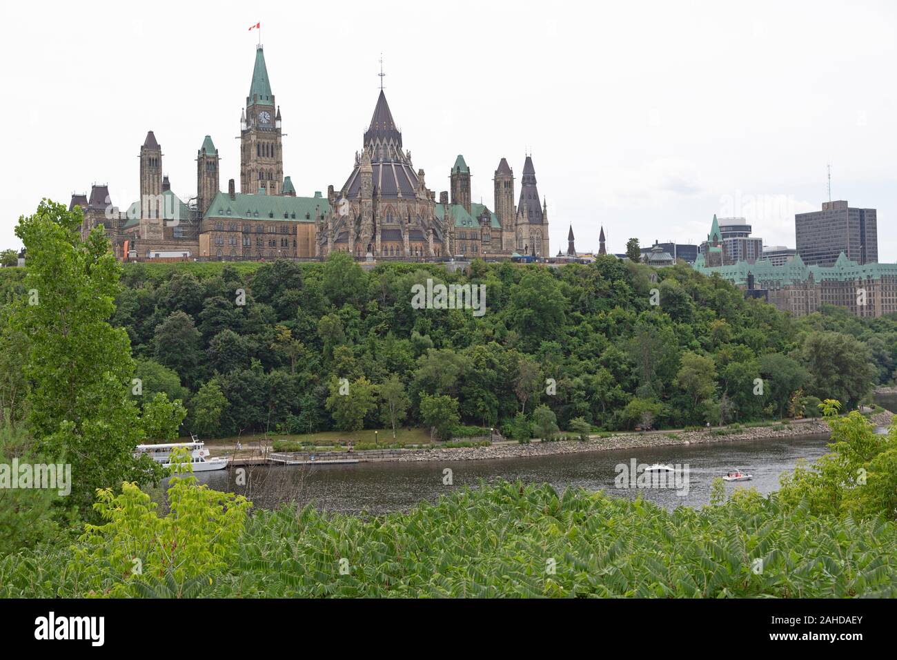 La colline du Parlement à Ottawa, Canada. Le Parlement canadien se dresse au sommet de la colline qui surplombe la rivière des Outaouais. Banque D'Images