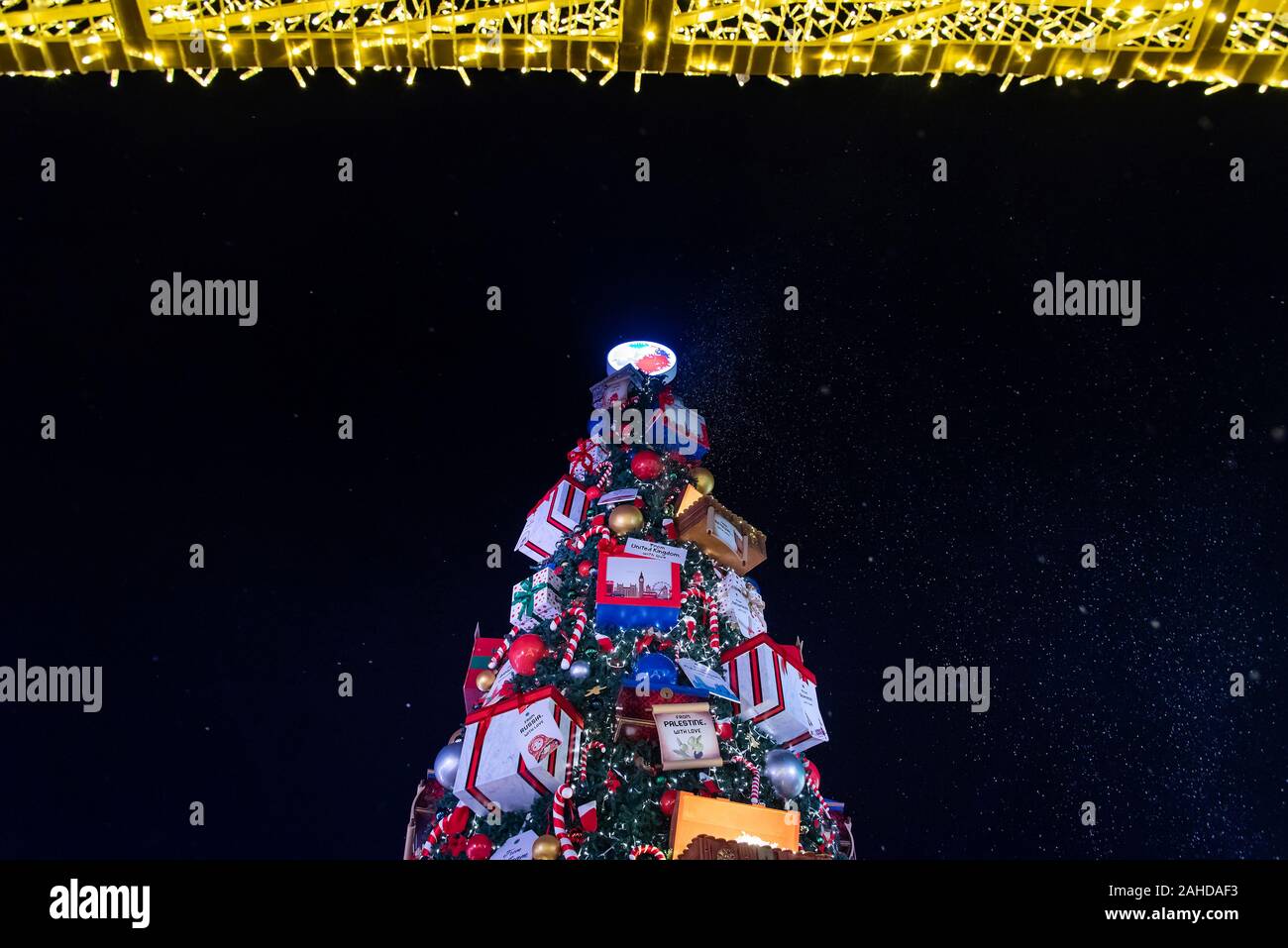 Dubaï, Émirats Arabes Unis - le 26 décembre 2018 : Global Village avec grand arbre de Noël et vacances d'hiver décorations dans DUBAÏ, ÉMIRATS ARABES UNIS. L'un des plus Banque D'Images