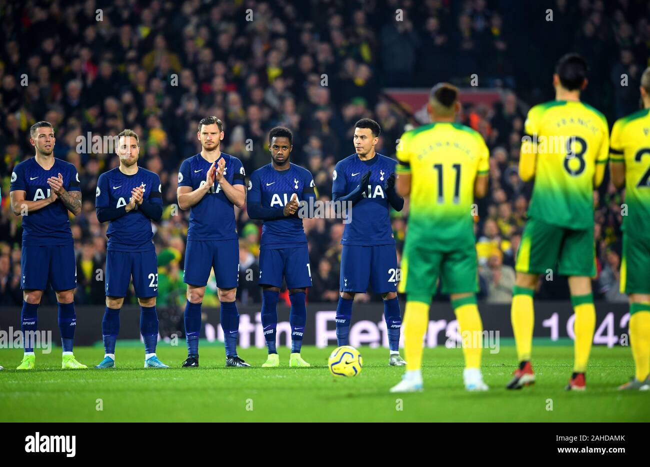 Les joueurs de Norwich City et Tottenham Hotspur joue à observer une minutes applaudissements pour Martin Peters au cours de la Premier League match à Carrow Road, Norwich. Banque D'Images