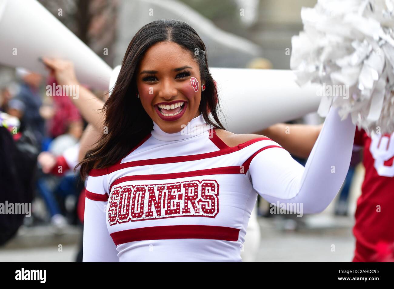 Atlanta, États-Unis. 28 Dec, 2019. Oklahoma Sooners cheerleaders participent à la Chick-fil-A Peach Bowl Day Parade avant de faire face à la LSU Tigers à Atlanta, le 28 décembre 2019. Photo de David Tulis/UPI UPI : Crédit/Alamy Live News Banque D'Images