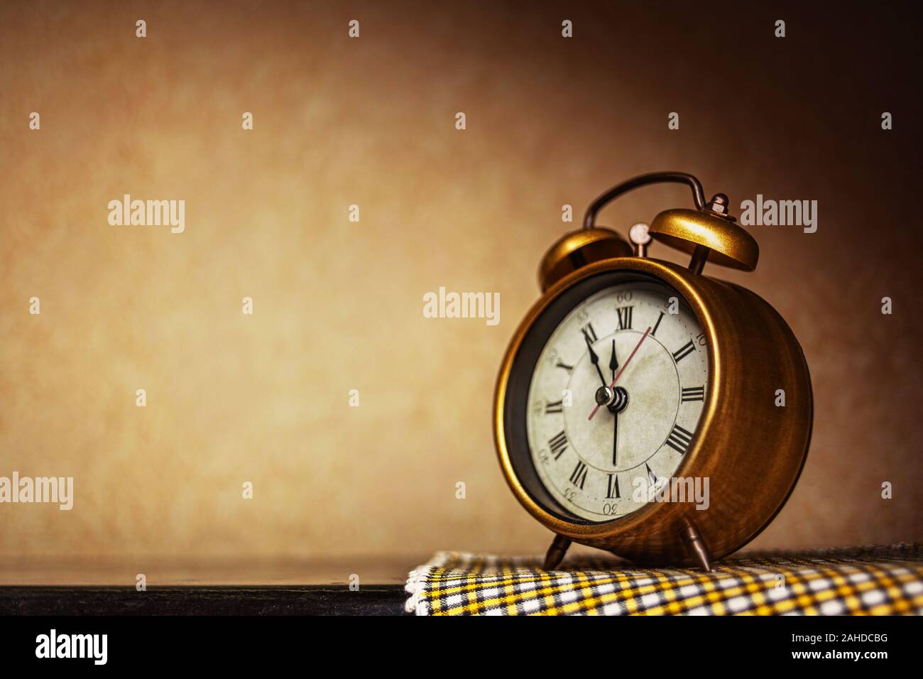 Golden vintage réveil Afficher 5 à 12 Banque D'Images