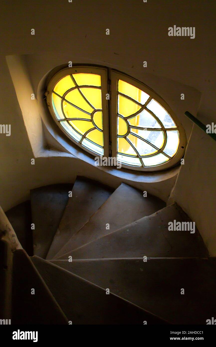 L'architecture de la vieille ville de Prague. Fenêtre escalier ronde inhabituelle dans le hall d'entrée. Banque D'Images