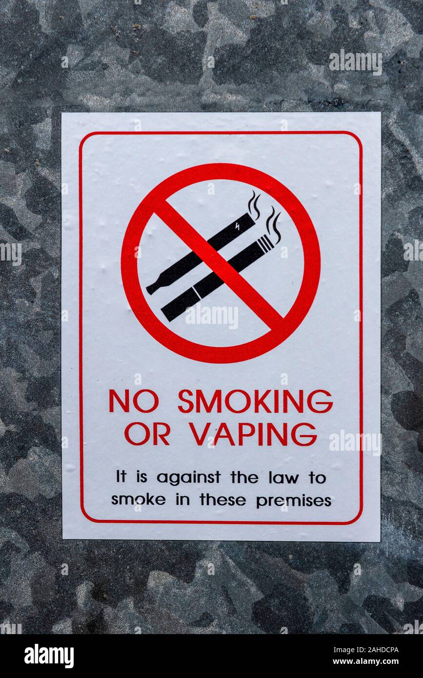 Ne pas fumer ou Vaping signer collée sur un mur extérieur d'un bâtiment Banque D'Images