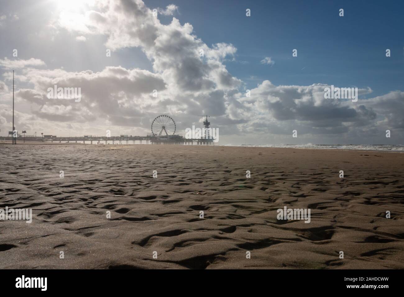 Low angle view de la jetée de Scheveningen, avec grande roue et le tour, les Pays-Bas Banque D'Images