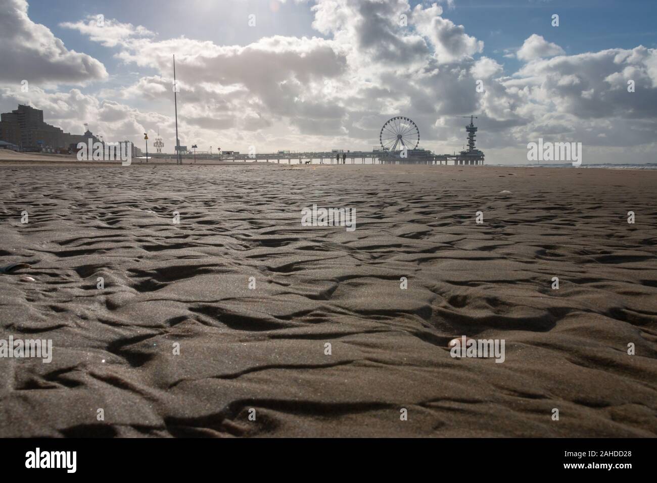 Low angle view de la jetée de Scheveningen, avec grande roue et le tour, les Pays-Bas Banque D'Images