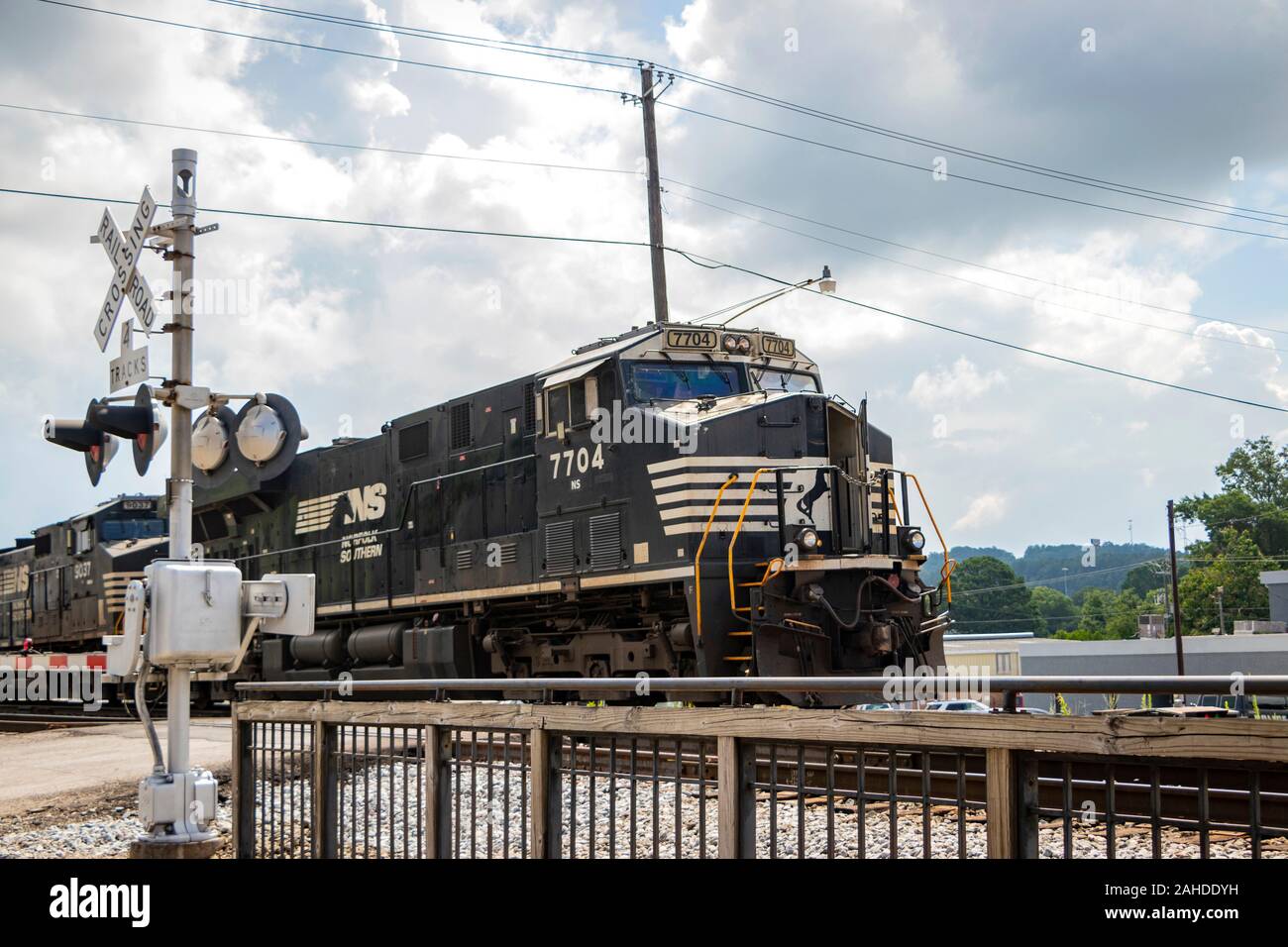 Norfolk Southern locomotive 7704 sur des voies sous un ciel nuageux à Irondale train Watching Platform, Birmingham Al, États-Unis Banque D'Images