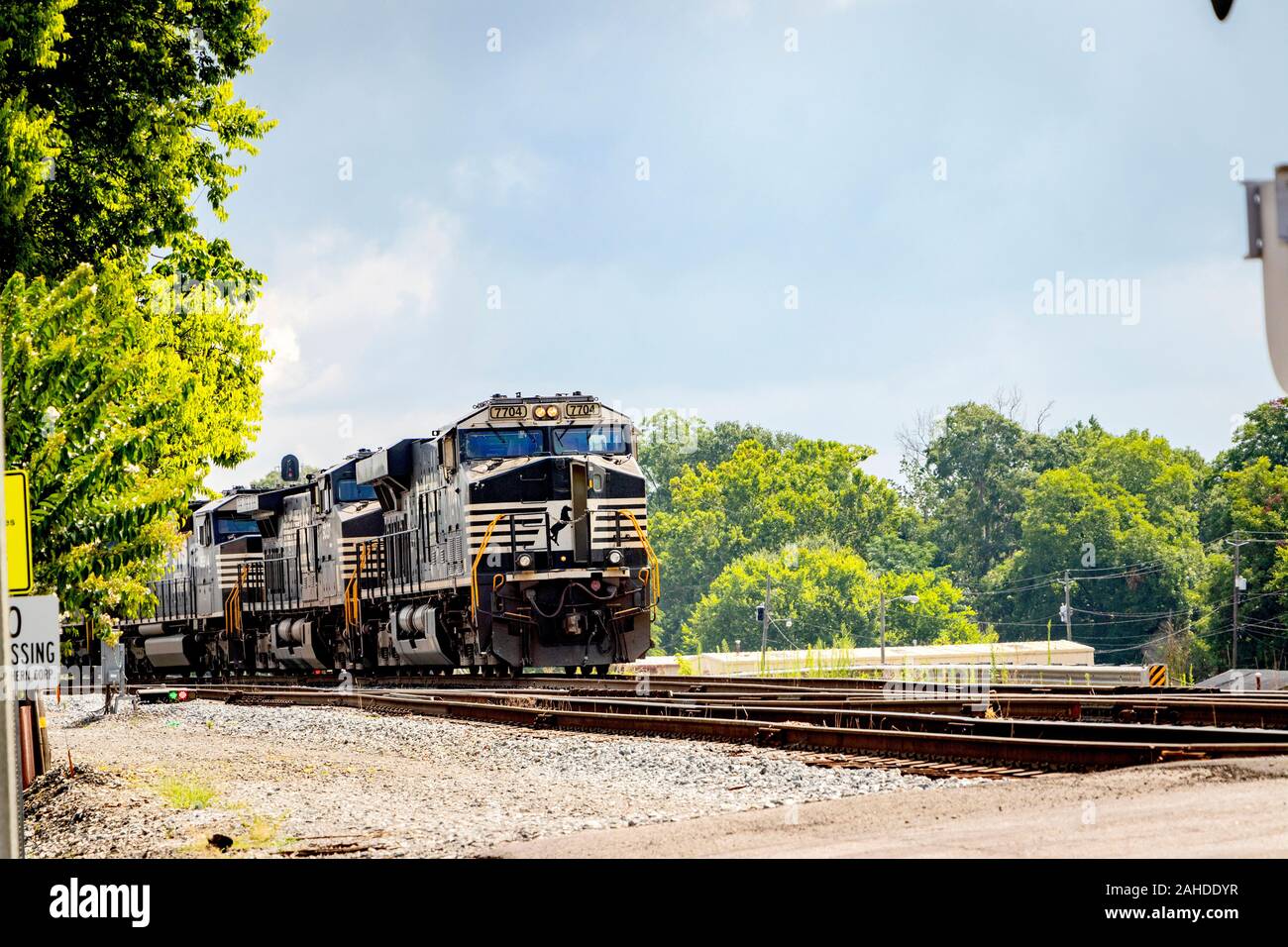 Norfolk Southern locomotive 7704 sur des voies sous un ciel nuageux à Irondale train Watching Platform, Birmingham Al, États-Unis Banque D'Images