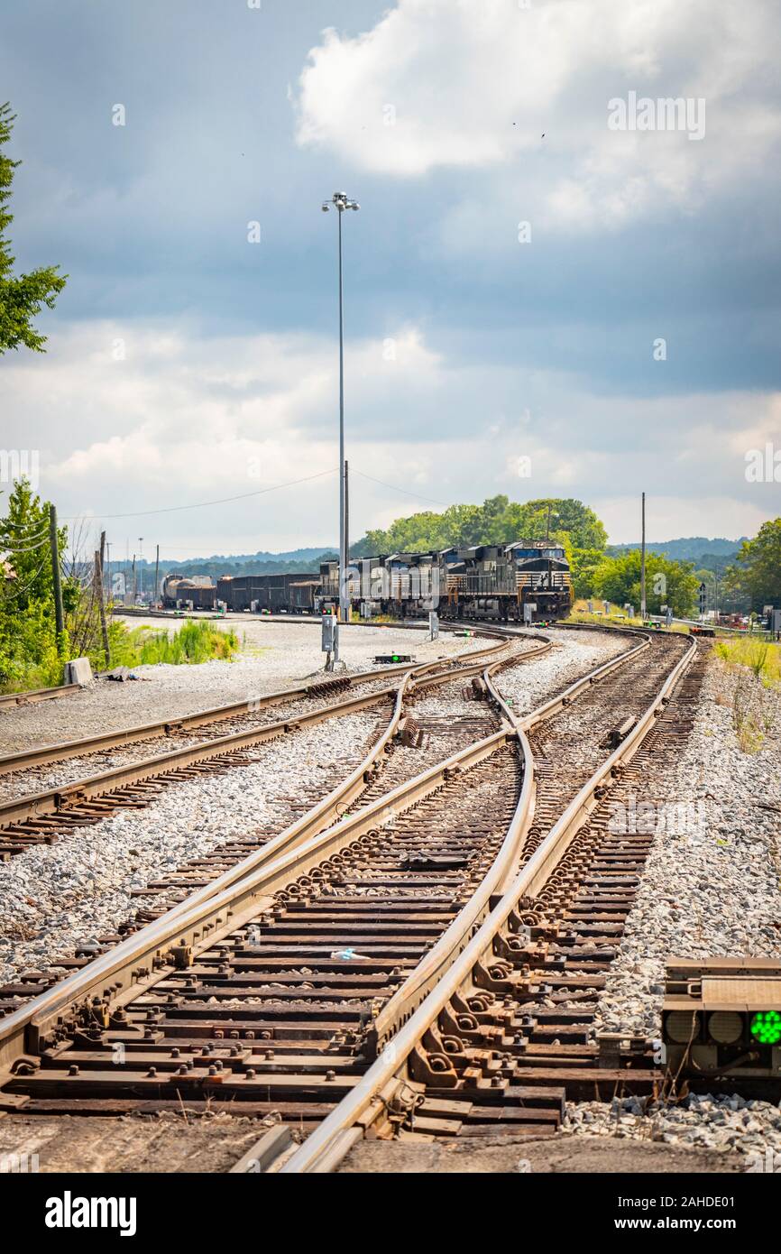 La Norfolk Southern Railroad train marchandises locomotive tirant à travers la plate-forme d'observation Irondale Birmingham, AL, USA Banque D'Images