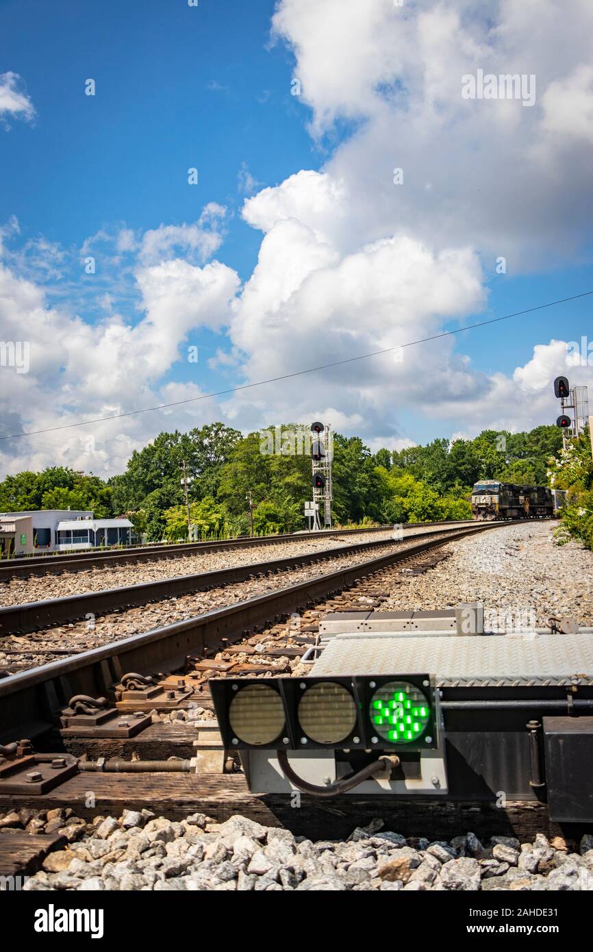 La Norfolk Southern Railroad train marchandises locomotive tirant à travers la plate-forme d'observation Irondale Birmingham, AL, USA Banque D'Images