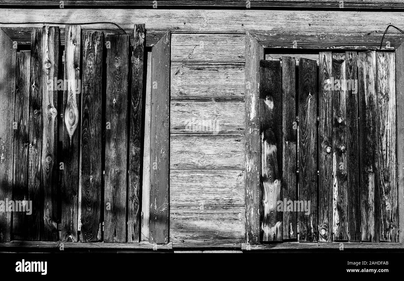 Image Monochrome de Windows de l'abandon de vieille maison de bois martelés avec bandes Banque D'Images