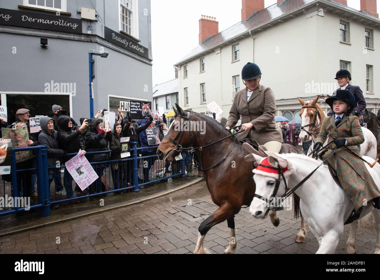 Abergavenny, Monmouthshire, Wales, UK. 26 décembre 2019. Des centaines de spectateurs et les partisans des droits des animaux se rassemblent à Abergavenny. Banque D'Images