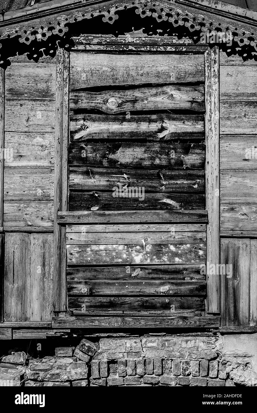 De l'image monochrome porte de vieille maison de bois abandonnés martelées avec bandes Banque D'Images